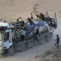 פלסטינים מסתערים על משאית סיוע ברצועת עזה, 18 במאי 2024 (צילום: AFP)