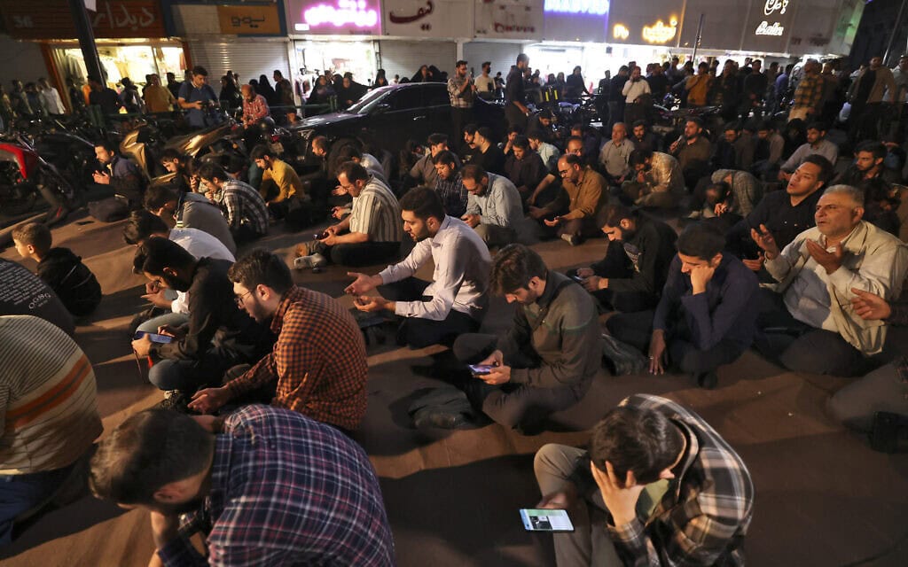 איראנים מתפללים במרכז טהראן לשלומם של הנשיא אברהים ראיסי ושל שר החוץ חוסיין אמיר עבדולחיאן, שעקבותיהם אבדו, 19 במאי 2024 (צילום: ATTA KENARE / AFP)