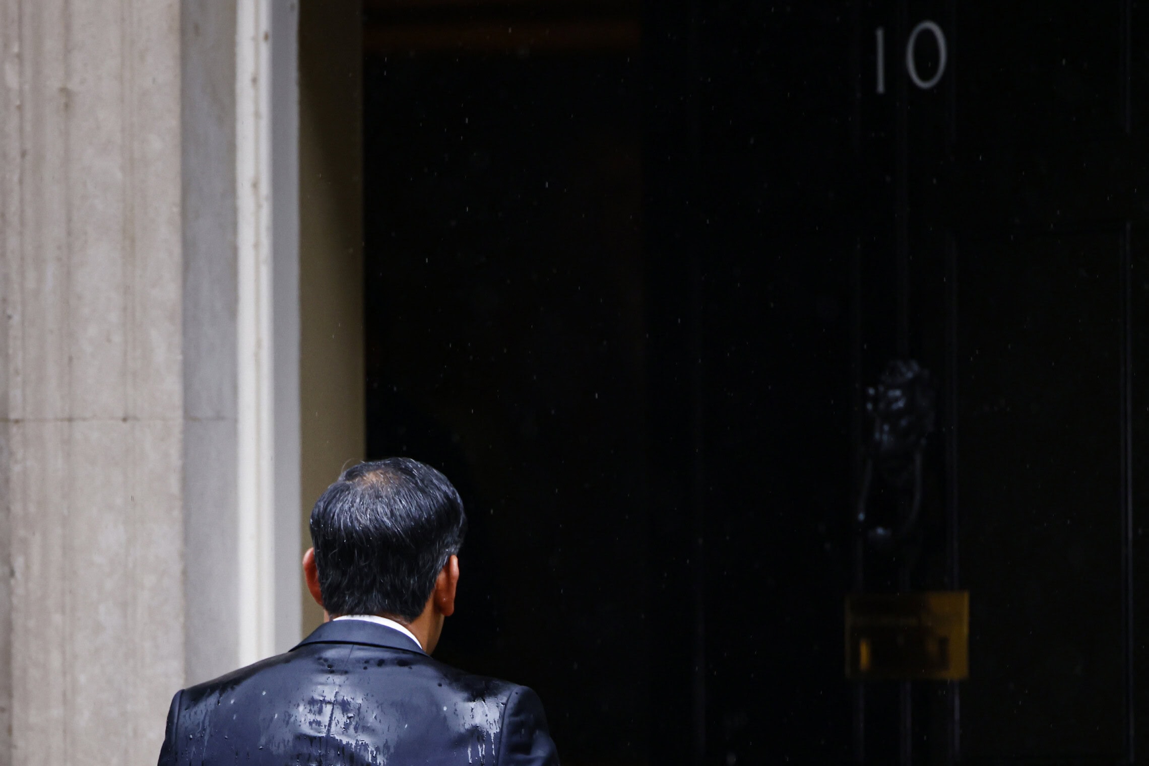 ראש ממשלת בריטניה רישי סואנק חוזר למעונו בדאונינג 10 אחרי שהכריז על הקדמת הבחירות, לונדון, 22 במאי 2024 (צילום: BENJAMIN CREMEL / AFP)