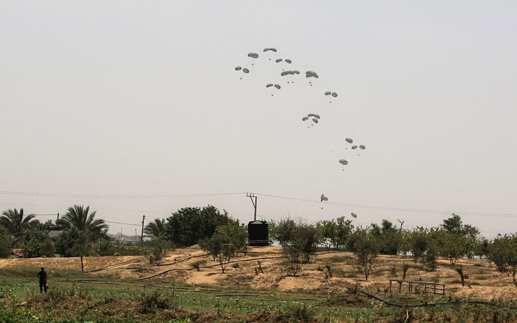 אספקה הומניטרית מוצנחת בחאן יונס שבדרום רצועת עזה, 23 במאי 2024 (צילום: Eyad BABA / AFP)