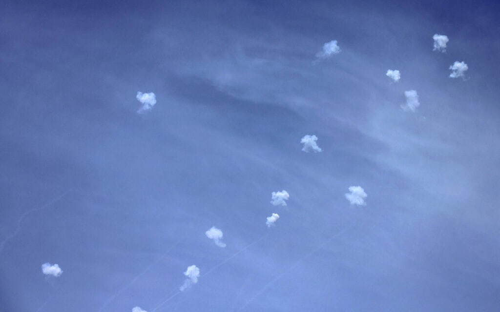 רקטות ששוגרו מלבנון ויורטו על ידי מערך ההגנה האווירית בשמי הגליל העליון, 23 במאי 2024 (צילום: Jalaa MAREY / AFP)