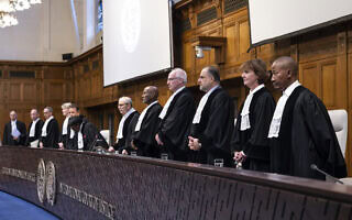 שופטי בית הדין הבינלאומי לצדק בהאג בהקראת החלטת בית הדין בעניין בקשת דרום אפריקה להוציא לישראל צו האוסר על המשך פעילותה ברפיח, 24 במאי 2024 (צילום: Nick Gammon / AFP)
