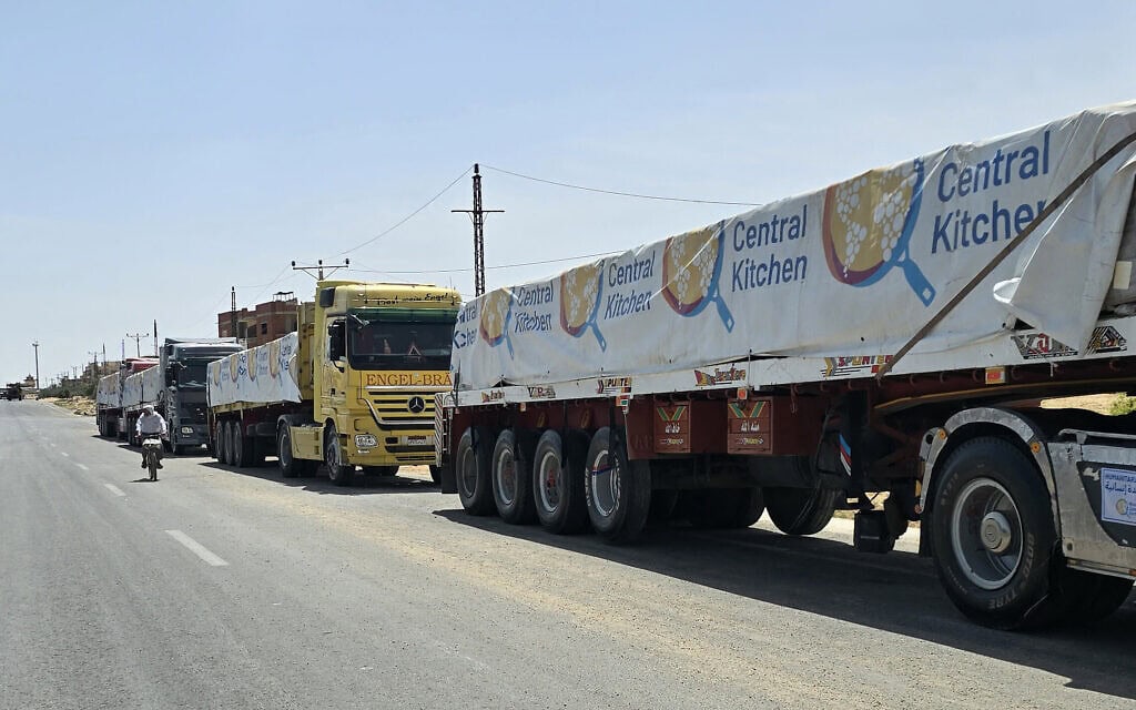 משאיות מצריות, הנושאות אספקה הומניטרית, ממתינות ליד מעבר רפיח כדי להוביל סיוע לרצועת עזה, 26 במאי 2024 (צילום: AFP)