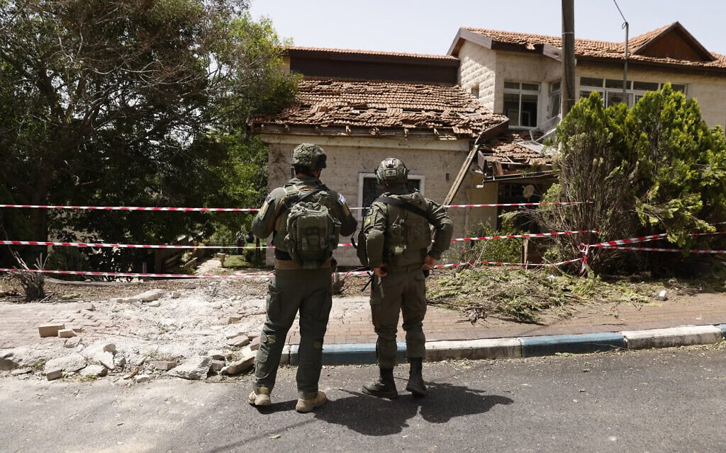 חיילים בוחנים את הנזק שנגרם לבית כנסת במושב דוב"ב מאש שנורתה מלבנון, 27 במאי 2024 (צילום: Jalaa MAREY / AFP)