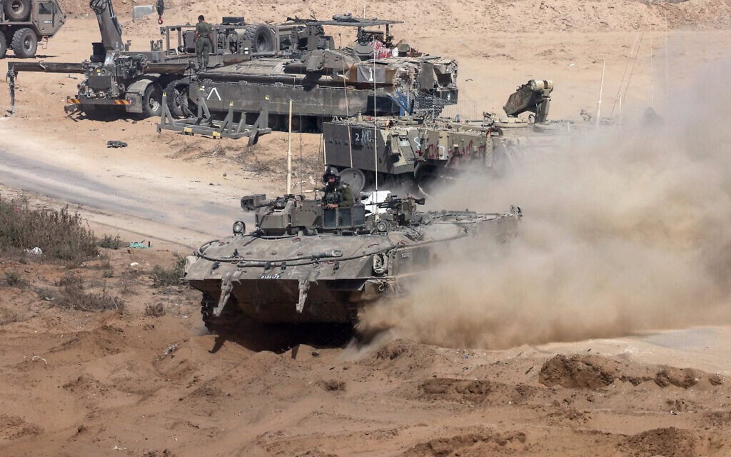 כלי רכב משוריינים של צה"ל בקרבת הגבול עם רצועת עזה, 30 במאי 2024 (צילום: JACK GUEZ / AFP) כלי רכב משוריינים של צה"ל בקרבת הגבול עם רצועת עזה, 30 במאי 2024 (צילום: JACK GUEZ / AFP)