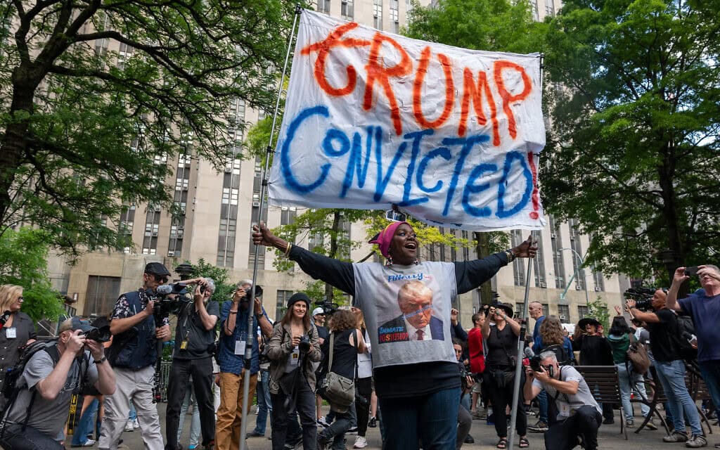מפגינים חוגגים מחוץ לבית המשפט במנהטן לאחר הרשעתו של דונלד טראמפ, 30 במאי 2024 (צילום: Spencer Platt/Getty Images/AFP)