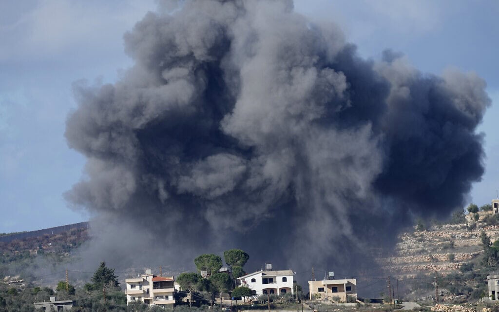 עשן מתקיפה אווירית בכפר עייטה אל שאעב על הגבול בדרום לבנון, נובמבר 2923 (צילום: (AP Photo/Hussein Malla))