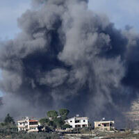 עשן מתקיפה אווירית בכפר עייטה אל שאעב על הגבול בדרום לבנון, נובמבר 2923 (צילום: (AP Photo/Hussein Malla))