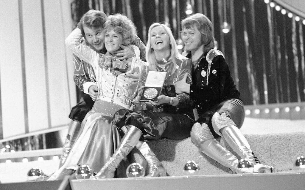 להקת אבבא בתחרות האירוויזיון שהתקיימה בברייטון, בריטניה, ב-1974 (צילום: AP Photo/Robert Dear)
