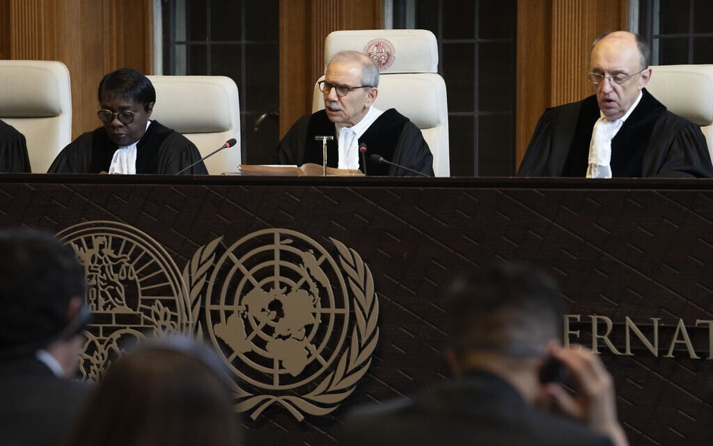נשיא בית הדין לצדק בהאג נוואף סלאם (במרכז) בדיון בבית הדין, 1 במאי 2024 (צילום: AP Photo/Peter Dejong)