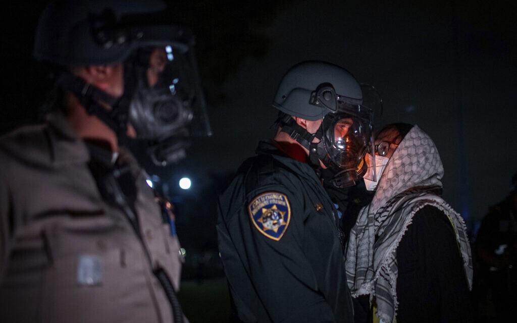 עימות בין מפגין אנטי-ישראלי לשוטר בקמפוס אוניברסיטת UCLA בארה"ב, 1 במאי 2024 (צילום: AP Photo/Ethan Swope)