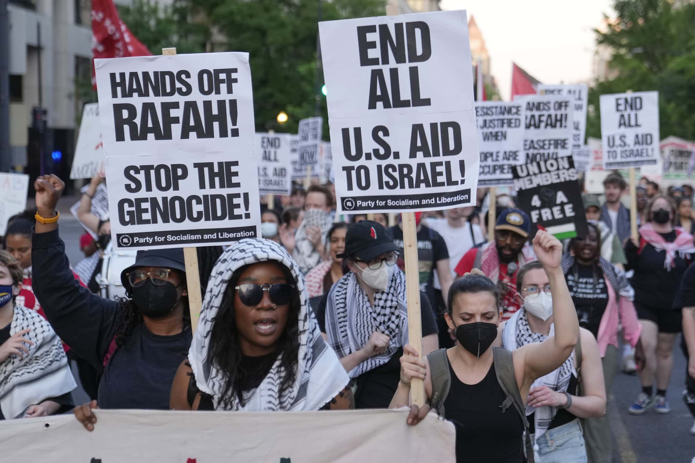 מפגינה פרו פלסטינית בהפגנה נגד ישראל בוושינגטון, 1 במאי 2024 (צילום: AP Photo/Jon Elswick)