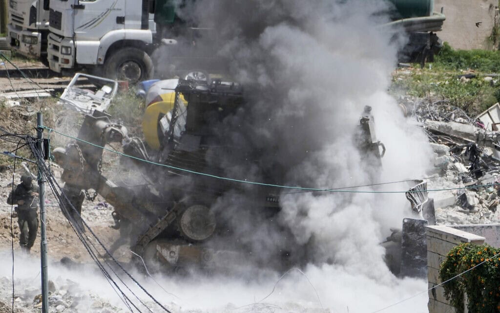 עשן מיתמר בעקבות פיצוץ שהתחולל בדיר אל-ע'וסון, שבקרבת טולכרם, במהלך לחימה בין כוחות הביטחון לבין מפגעים פלסטיניים, 4 במאי 2024 (צילום: AP Photo/Majdi Mohammed)