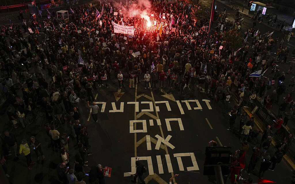 מפגינים, התובעים לשחרר את החטופים המוחזקים ברצועת עזה, חוסמים לתנועת כלי רכב כביש בתל אביב, 6 במאי 2024 (צילום: AP Photo/Ariel Schalit)