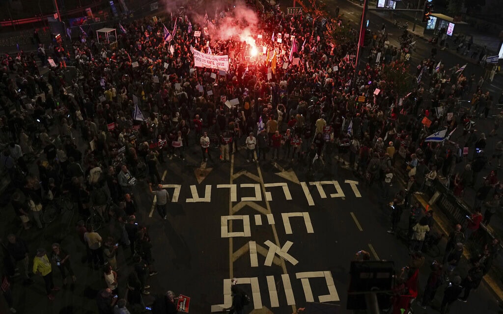 מפגינים, התובעים לשחרר את החטופים המוחזקים ברצועת עזה, חוסמים לתנועת כלי רכב כביש בתל אביב, 6 במאי 2024 (צילום: AP Photo/Ariel Schalit)
