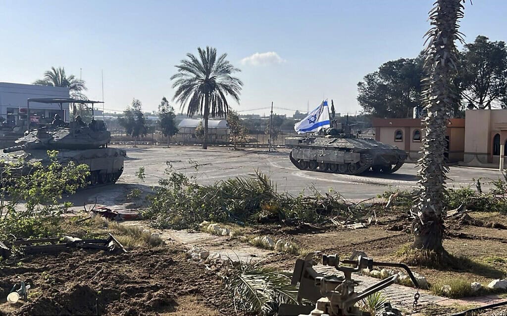 טנקים של צה"ל במעבר רפיח, 7 במאי 2024 (צילום: Israel Defense Forces via AP)