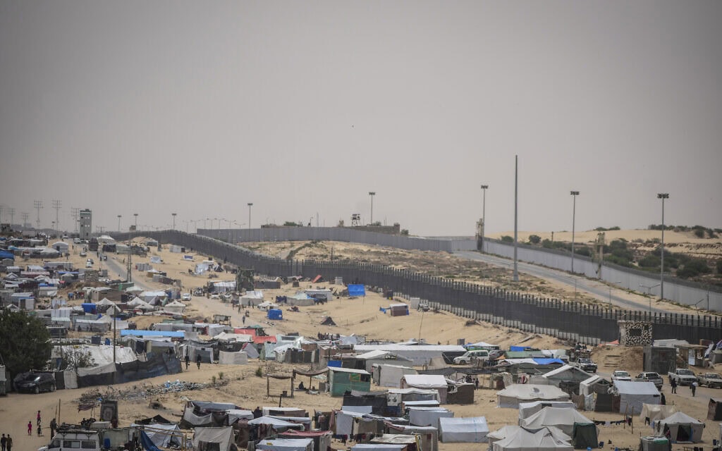 מאהל מפונים ברפיח, בצמוד לגבול עם מצרים וציר פילדלפי, 10 במאי 2024 (צילום: AP Photo/Abdel Kareem Hana)