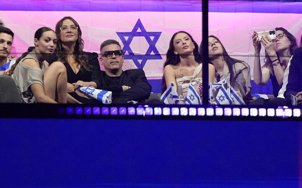 עדן גולן והמשלחת הישראלית במהלך הצבעת השופטים בגמר האירוויזיון במאלמו, שוודיה, 11 במאי 2024 (צילום: AP Photo/Martin Meissner)