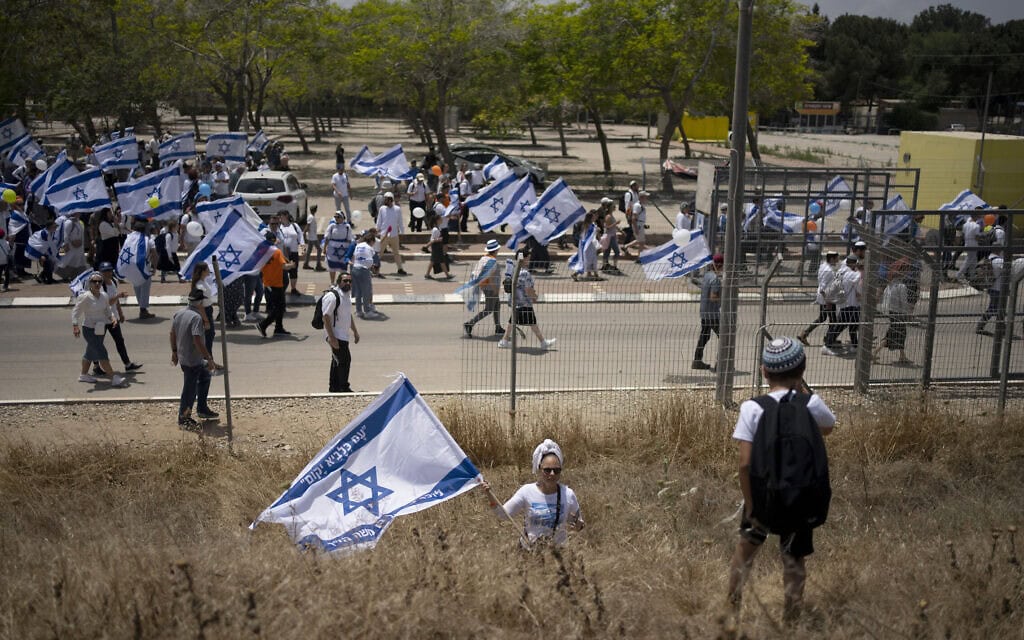פעילים הקוראים לחידוש ההתיישבות היהודית ברצועת עזה צועדים בדרום הארץ, 14 במאי 2024 (צילום: AP Photo/Maya Alleruzzo)