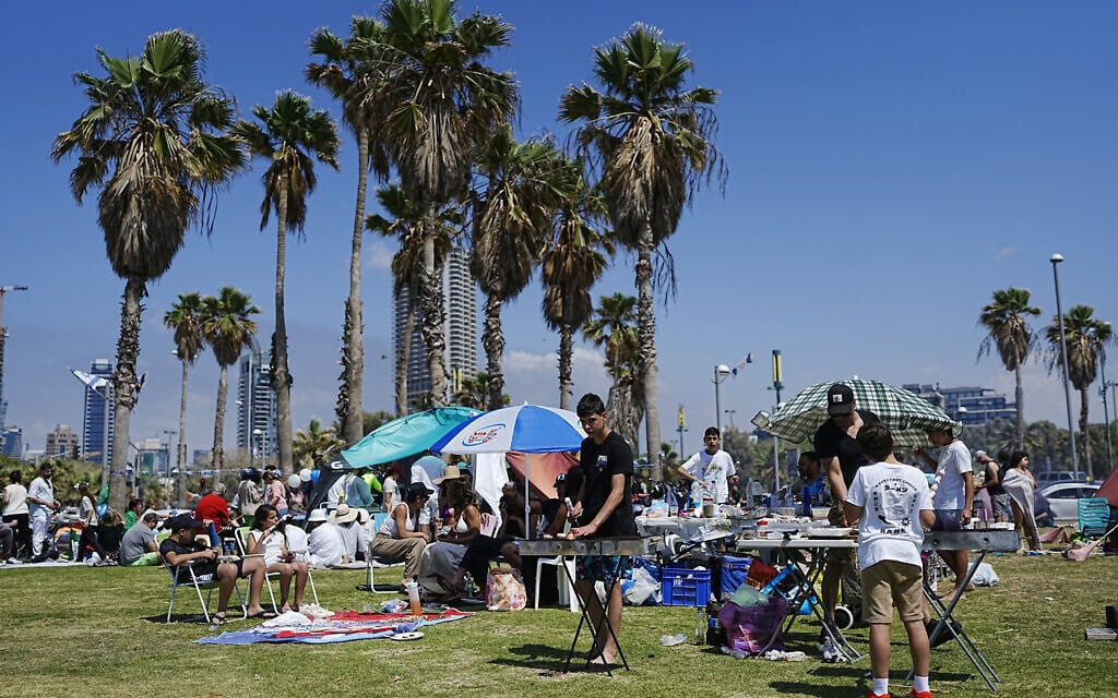 מבלים בפארק בתל אביב ביום העצמאות, 14 במאי 2024 (צילום: AP Photo/Ohad Zwigenberg)