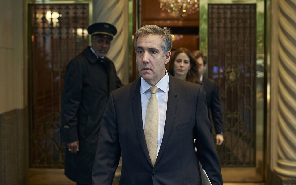מייקל כהן בדרכו לבית המשפט בניו יורק במהלך עדותו במשפט נגד דונלד טראמפ, 16 במאי 2024 (צילום: AP Photo/Andres Kudacki)
