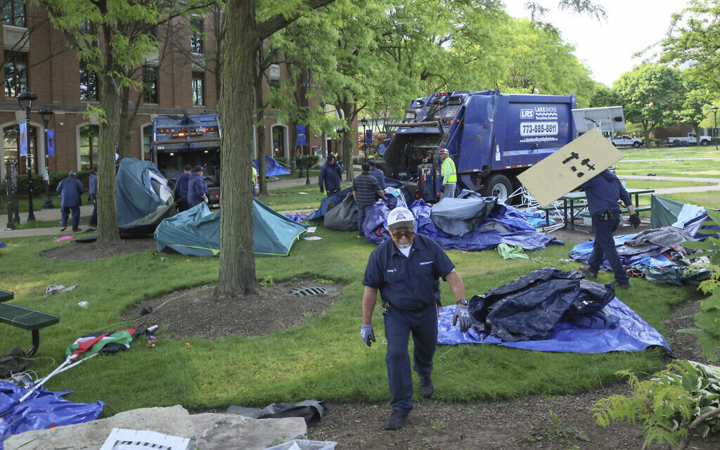המשטרה מפנה את מה שנותר ממאהל המחאה באוניברסיטת דה-פול בשיקגו, 16 במאי 2024 (צילום: AP Photo/Teresa Crawford)