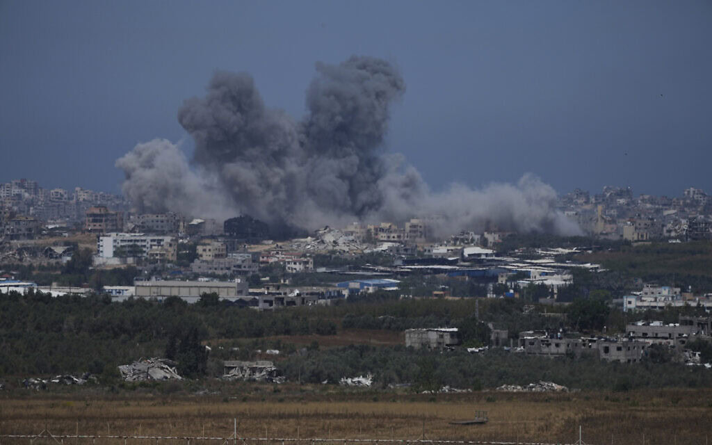 עשן מיתמר ברצועת עזה בעקבות תקיפה ישראלית, 17 במאי 2024 (צילום: AP Photo/Tsafrir Abayov)