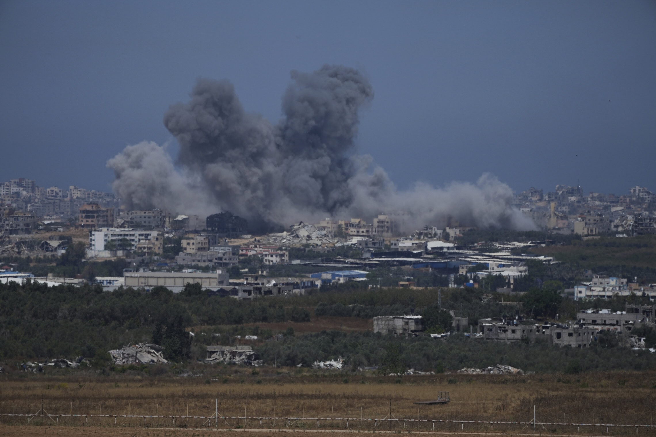 עשן מיתמר ברצועת עזה בעקבות תקיפה ישראלית, 17 במאי 2024 (צילום: AP Photo/Tsafrir Abayov)