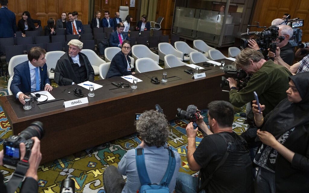 הצוות המשפטי של ישראל בבית הדין הבינלאומי לצדק בהאג, 24 במאי 2024 (צילום: AP Photo/Peter Dejong)