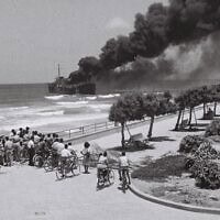 "אלטלנה" עולה בלהבות ליד חופי תל אביב, 22 ביוני 1948 (צילום: הנס חיים פין) "אלטלנה" עולה בלהבות ליד חופי תל אביב, 22 ביוני 1948 (צילום: הנס חיים פין)