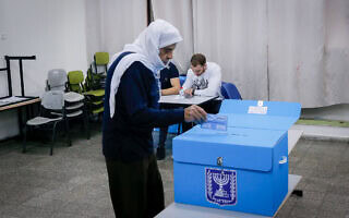 אזרחי ישראל הערבים מצביעים בבחירות הכלליות של ישראל בכפר מנדא, 23 במרץ 2021 (צילום: ג'מאל עוואד/פלאש90) אזרחי ישראל הערבים מצביעים בבחירות הכלליות של ישראל בכפר מנדא, 23 במרץ 2021 (צילום: ג'מאל עוואד/פלאש90)