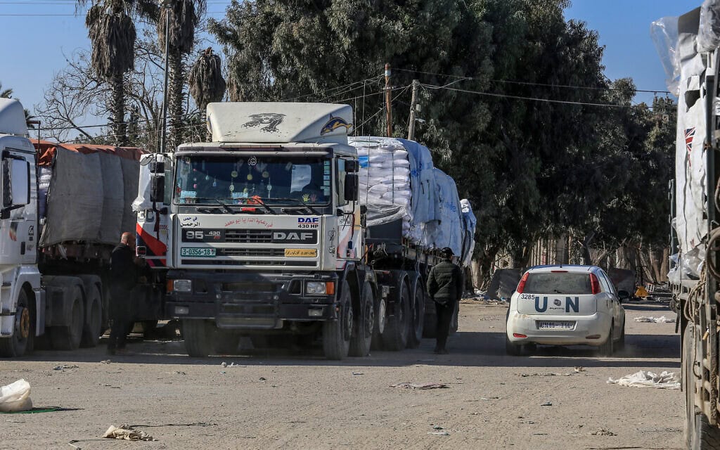 משאית עזרה הומניטרית במעבר הגבול בכרם שלום. 17 בפברואר 2024 (צילום: אעבד ראחים כאתיב/פלאש90)