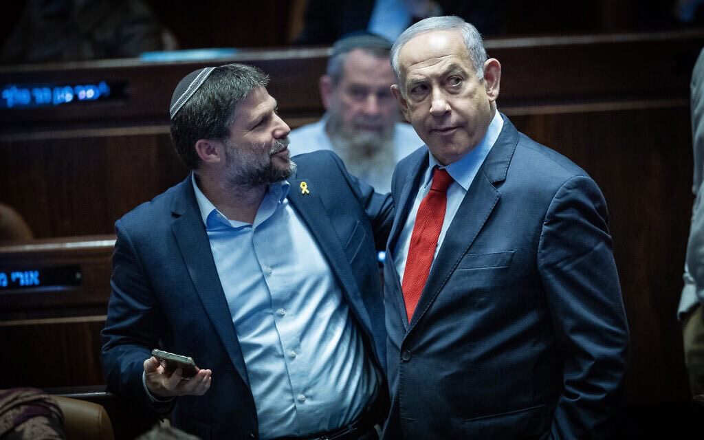 ראש הממשלה בנימין נתניהו ושר האוצר בצלאל סמוטריץ&#039; מגיעים להצבעה על תקציב המדינה באולם מליאת הכנסת בירושלים, 13 במרץ (צילום: יונתן זינדל/פלאש90)