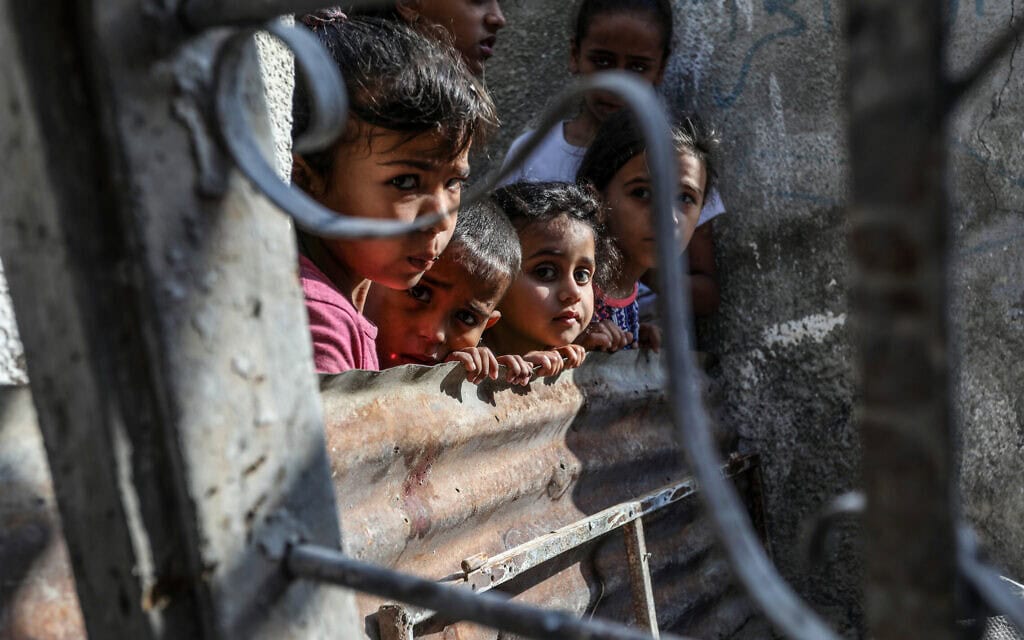 ילדים ליד הריסות מהפצצות חיל האוויר ברפיח, 1 במאי 2024 (צילום: Abed Rahim Khatib/Flash90)