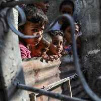ילדים ליד הריסות מהפצצות חיל האוויר ברפיח, 1 במאי 2024 (צילום: Abed Rahim Khatib/Flash90)