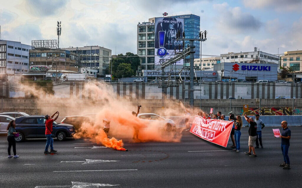Israelis block the Ayalon Highway in Tel Aviv, during a protest calling for the release of Israelis held kidnapped by Hamas terrorists in Gaza on May 2, 2024. Photo by Dor Pazuelo/Flash90 *** Local Caption *** משפחות
חטופים
הפגנה
מפגינים
איילון
חוסמים
כביש
תל
אביב Israelis block the Ayalon Highway in Tel Aviv, during a protest calling for the release of Israelis held kidnapped by Hamas terrorists in Gaza on May 2, 2024. Photo by Dor Pazuelo/Flash90 *** Local Caption *** משפחות
חטופים
הפגנה
מפגינים
איילון
חוסמים
כביש
תל
אביב