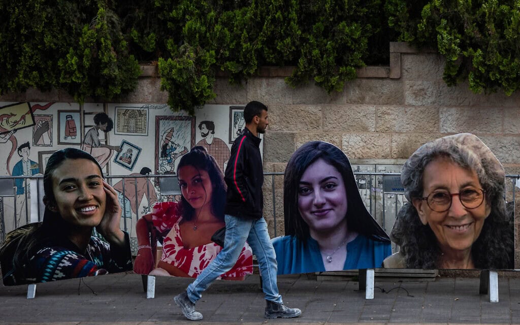 תמונות החטופים והחטופות ליד מעון ראש הממשלה בירושלים, מאי 2024 (צילום: Yonatan Sindel/Flash90)