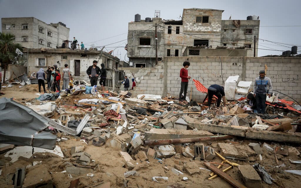 פלסטינים באתר בית הרוס מתקיפה אווירית ישראלית ברפיח, דרום רצועת עזה, ב-6 במאי 2024 (צילום: Abed Rahim Khatib/Flash90)