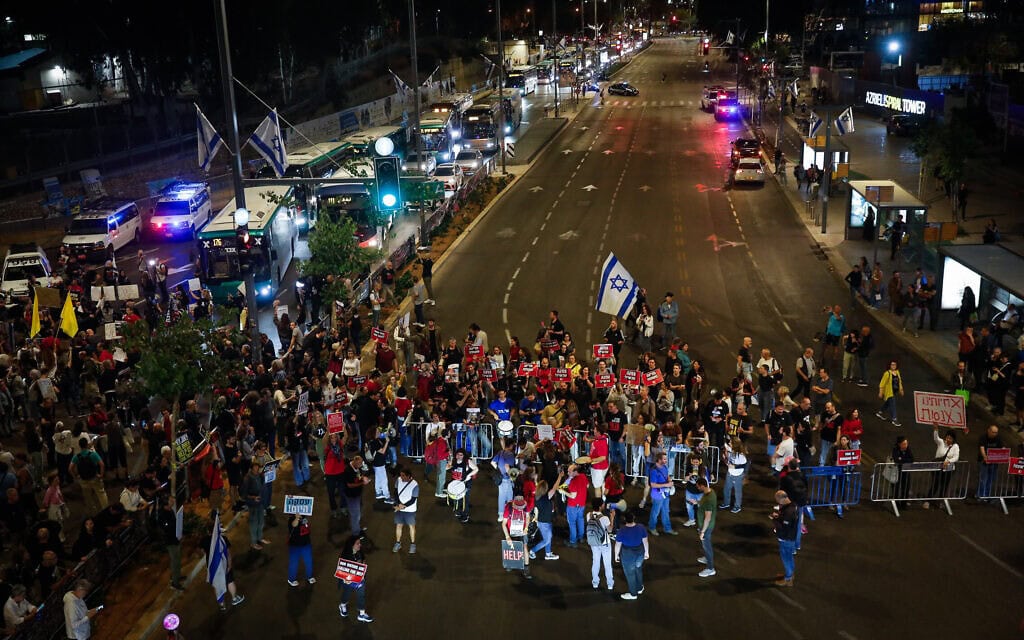 מפגינים בתל אביב קוראים לממשלה לשחרר את החטופים המוחזקים ברצועת עזה, 6 במאי 2024 (צילום: מרים אלסטר/פלאש90)