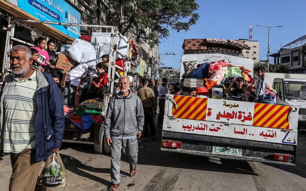 פלסטינים נושאים את הרהיטים שלהם במשאיות ונמלטים ממזרח העיר רפיח, דרום רצועת עזה, 9 במאי 2024 (צילום: Abed Rahim Khatib/Flash90)