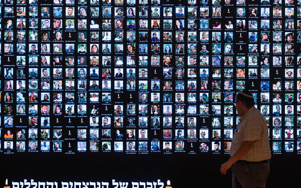 תמונותיהם של החללים וההרוגים שקיפחו את חייהם במלחמה שפרצה ב-7 באוקטובר בספרייה הלאומית בירושלים, 12 במאי 2024 (צילום: חיים גולדברג/פלאש90)