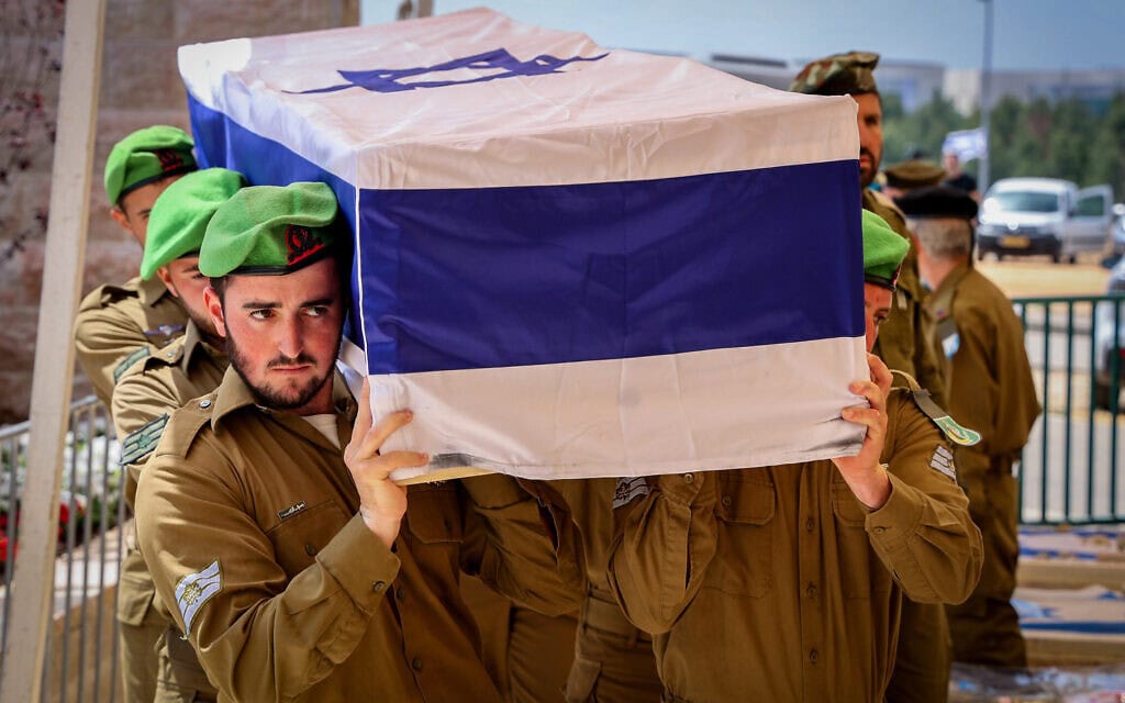 חיילים בחטיבת הנח"ל נושאים את ארונו של אריאל צים, שנהרג בקרב בצפון רצועת עזה, בחלקה הצבאית בבית העלמין במודיעין, 12 במאי 2024 (צילום: Jonathan Shaul/Flash90)