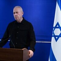 שר הביטחון יואב גלנט עורך מסיבת עיתונאים במחנה רבין בתל אביב, 15 במאי 2024 (צילום: תומר נויברג/פלאש90)