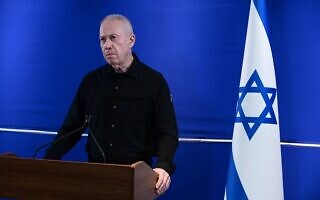שר הביטחון יואב גלנט עורך מסיבת עיתונאים במחנה רבין בתל אביב, 15 במאי 2024 (צילום: תומר נויברג/פלאש90) שר הביטחון יואב גלנט עורך מסיבת עיתונאים במחנה רבין בתל אביב, 15 במאי 2024 (צילום: תומר נויברג/פלאש90)