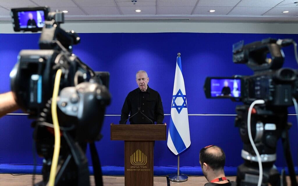 שר הביטחון יואב גלנט עורך מסיבת עיתונאים במחנה רבין בתל אביב, 15 במאי 2024 (צילום: תומר נויברג/פלאש90)