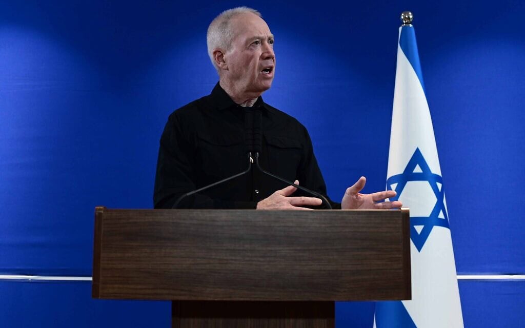 שר הביטחון יואב גלנט במחנה רבין בתל אביב, 15 במאי 2024 (צילום: תומר נויברג/פלאש90)