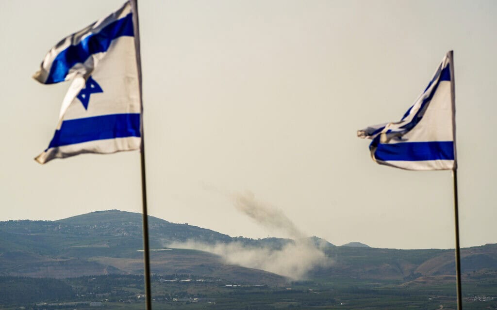 עשן מיתמר אחרי תקיפה ישראלית בדרום לבנון, 17 במאי 2024 (צילום: אייל מרגולין/פלאש90)