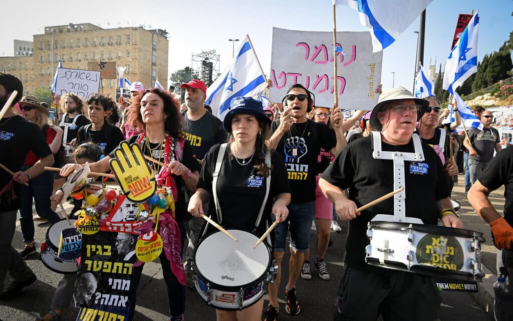 אלפים במחאה בירושלים נגד הממשלה בזמן פתח מושב הקיץ של הכנסת, 20 במאי 2024 (צילום: Aron Leib Abrams/Flash90)