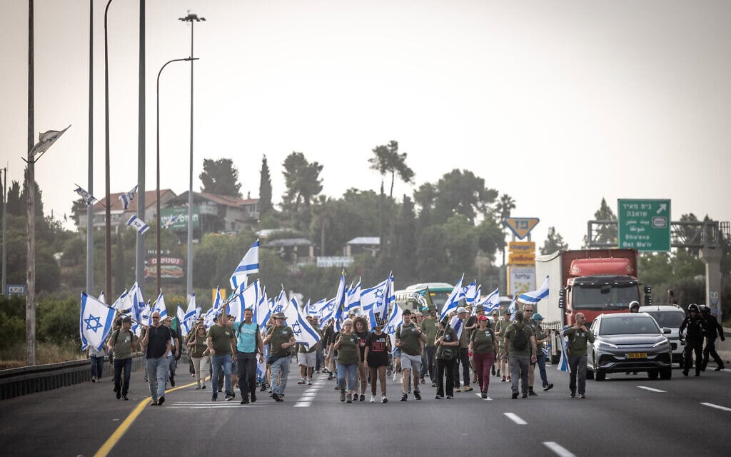 פעילי אחים לנשק מפגינים בכביש 1, מחוץ לירושלים, 20 במאי 2024 (צילום: חיים גולדברג/פלאש90)