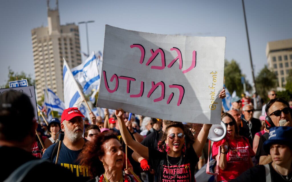 אלפים במחאה בירושלים נגד הממשלה בזמן פתח מושב הקיץ של הכנסת, 20 במאי 2024 (צילום: Chaim Goldberg/Flash90)